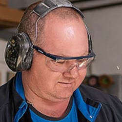 businessfoto-handwerker-metallbearbeitung-schleifmaschine-ulrich-roth