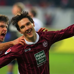 Flying High – Forian Dick bejubelt ein Tor von Srdjan Lakic, gegen Schalke 04