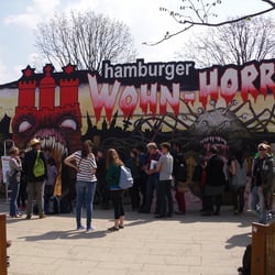 Illustration der Fassade einer improvisierten Geisterbahn zum Thema Hamburger Wohnungsnot für eine Aktion der Diakonie