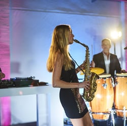 DJ plus Saxophon und Sängerin