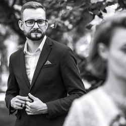 beautiful-black-and-white-photo-of-bride-and-groom-2025−03−09−03−14−39-utc
