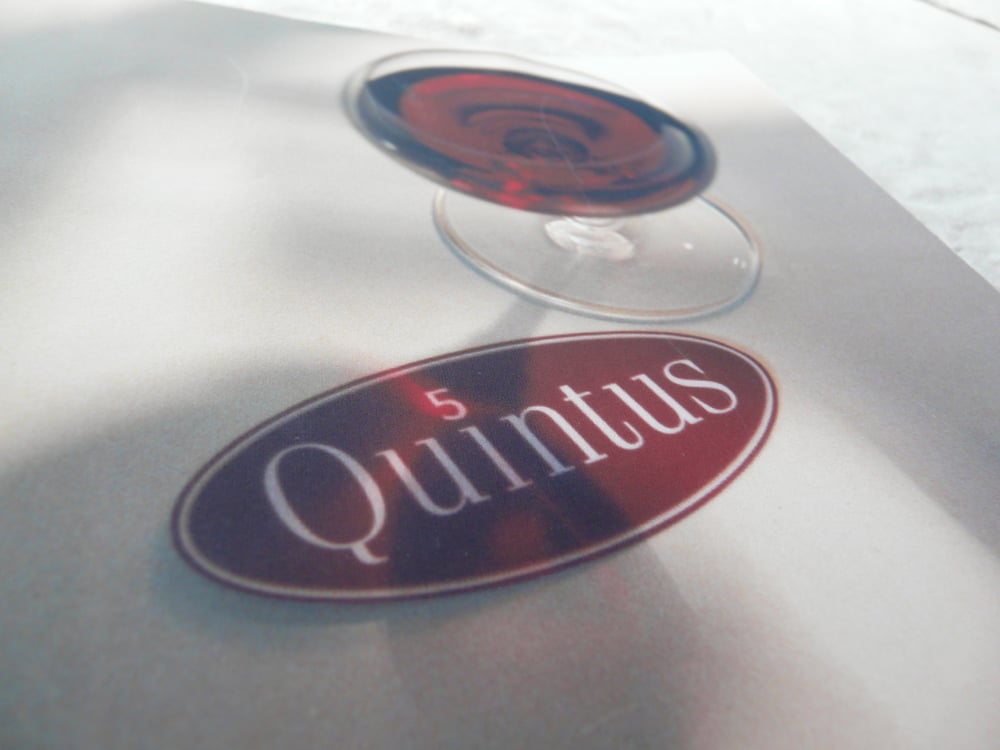 Logo für 5 Staatsweingüter + Anbaugebiete. Der Name ist abgeleitet aus dem Lateinschen – Quintus = der Fünfte