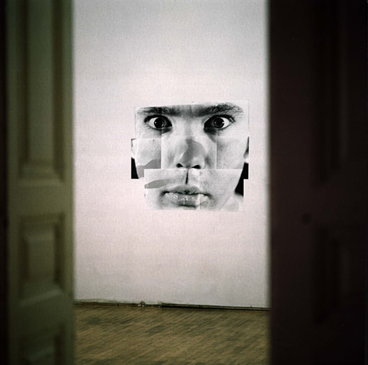 IN BETWEEN. Rauminstallation 1994