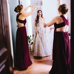 WEIL I DI MOOG-Hochzeit Carina&Tobias- Braut wird von ihren Mädels gefeiert.