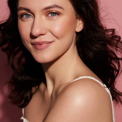 Beautyaufnahme mit natürlichem dekorativem Make-up und authentischer Ausstrahlung für Beauty- und Kosmetikkampagnen.
