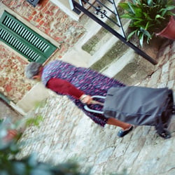 Analog Streetphotography – Old Woman so fast