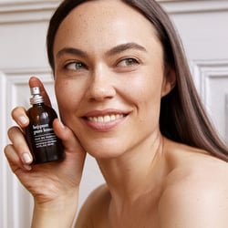 Beautybild für Skin-Care-Kampagnen mit sauberer Hautretusche und natürlichem Look.