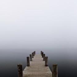 Steg im Nebel
