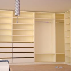 Großer Einbauschrank mit Fächern