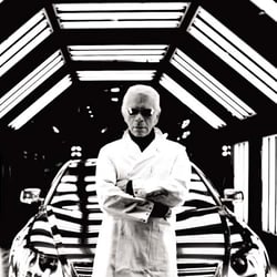 Karl Lagerfeld – factory construcivism vor Lichttunnel mit VW Mitarbeiterkleidung
