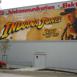 Werbebanner für die Aussenseite eines Entertainment-Grossmarktes, Digitaldruck auf LKW-Plane, Grösse 16 × 5 Meter, komplett mit