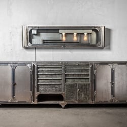 Atelierschrank und Leuchte, Klaus Lipke
