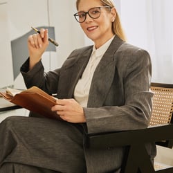 Moderne Businessfotografie mit Brille und Notizbuch für authentische Business- und Commercial-Looks.