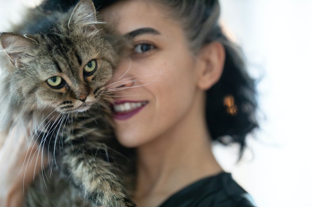 Frau mit Katze