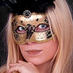 Frau mit Maske