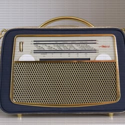 Akkord U 62 Radiohandtasche dunkelblau-beige front
