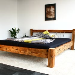 Bett gefertigt aus dem Jahrhunderte alten Holz historischer Schwarzwaldhöfe