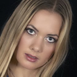 Model Carla, Visa Carina