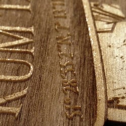 Lasergravur – Glasuntersetzer | Produktfotografie | Makroaufnahmen