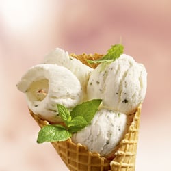 Joghurt-Eis mit Minze