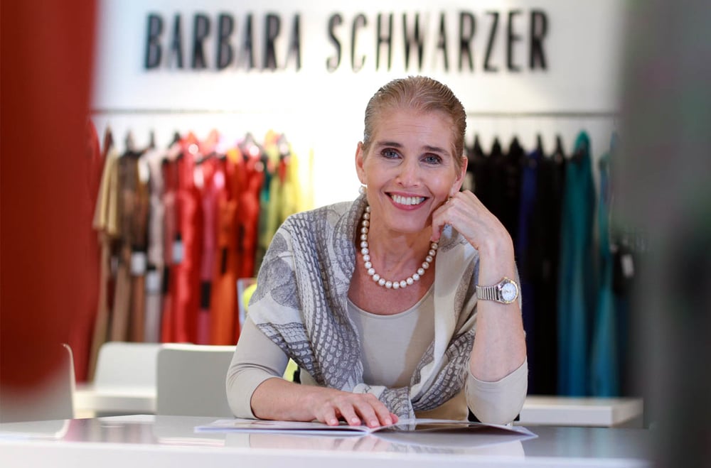 Modedesignerin Barbara Schwarzer strahlt in ihrem Studio in Düsseldorf.