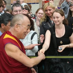 Der Dalai Lama in Nürnberg – Bad in der Menge 2