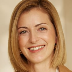 Modernes Businessportrait mit natürlicher Körpersprache für Modelportfolios, Personal Branding und Unternehmensauftritte.