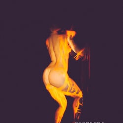 Líquido fosforescente sobre cuerpo desnudo 1