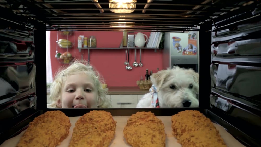 Maggi – Vom Ofen verführt – jumping girl & dog