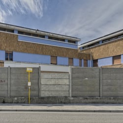 Ehemalige Verwaltung hinter Mauern