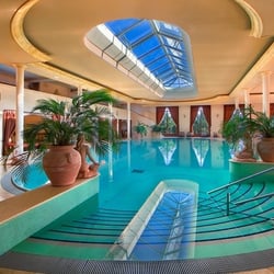 Schwimmhalle des Hotels Yachthafenresidenz Warnemünde