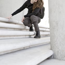 Leinenhose mit Pullover und Rucksack