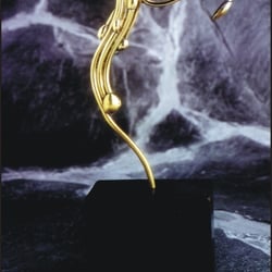 Goldskulptur „das Weibchen“ von Michael Uhlig