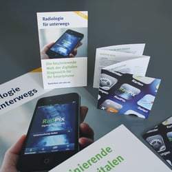 Faltblätter für Patienten und Praxen, Plakate und Aufsteller runden das Angebot ab.