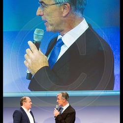 Begrüssung durch Josef May, Vorstandsvorsitzender SPECTARIS, Berlin/Ludwigsburg – Links Moderator Wolfram Kons, RTL, Köln
