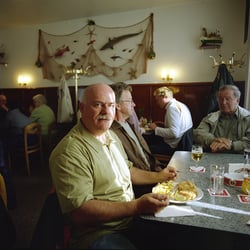 Gäste im Veddeler Fischimbiss