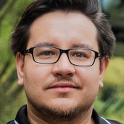 Lockeres Business-Portrait im modernen Look. Ideal für Websites, LinkedIn-Profile und Recruiting-Kampagnen.