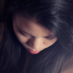 la fille sur le canape