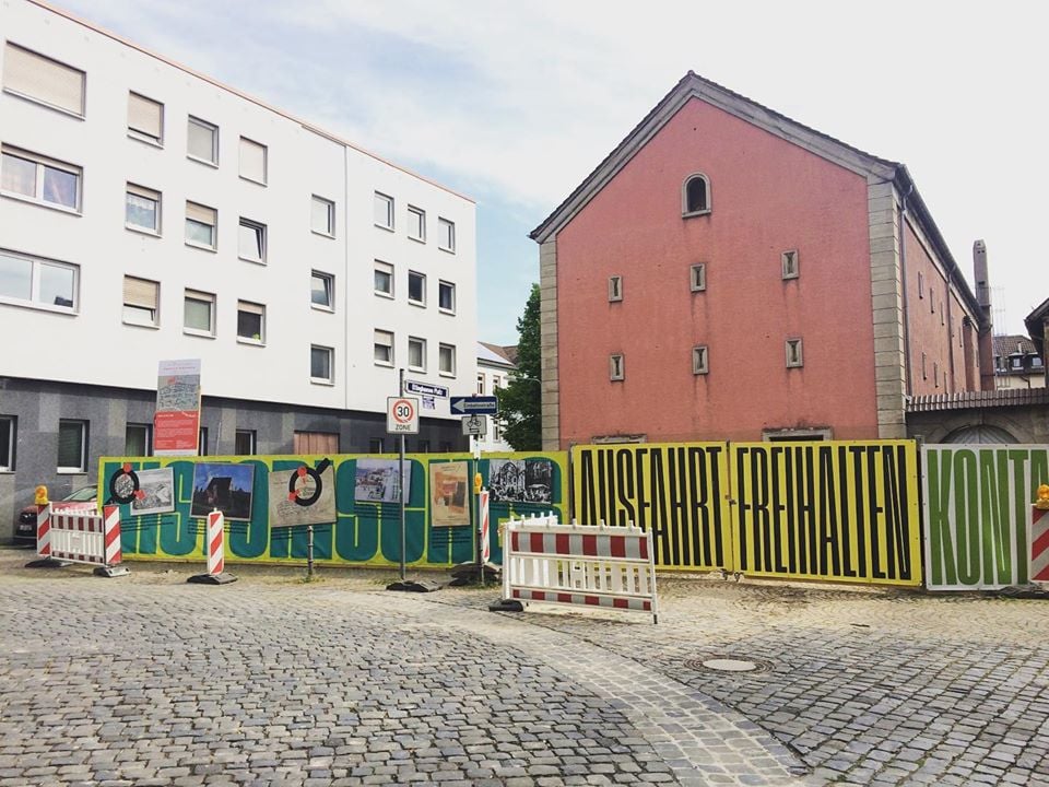 Gestaltung des Bauzauns am Ettinghausenplatz, Frankfurt-Höchst, Ansicht der Westseite