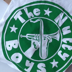 T-Shirt mit Logo-Aufdruck im Siebdruckverfahren (Homemade)