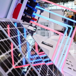 Wechselrichter mit Modellen von Solarpanels im Vordergrund