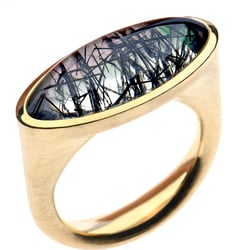 „Antiquity“ Ring, 750/- Gelbgold, Bergkristall mit Turmalineinschlüssen