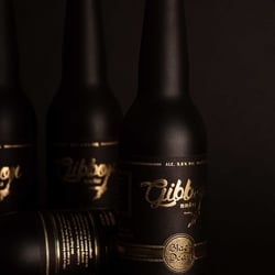 Bierflaschen Etiketten-Design «Black Pearl» mit Gold-Veredelung