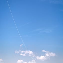 Die Gondel wird von einem Monteut durch ein Seil in der Position gehalten
