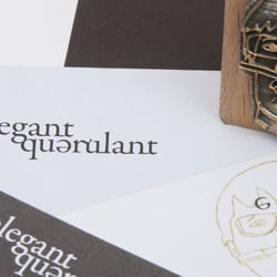 Stempel mit Karikaturen der Mitglieder sind Teil der Briefschaften