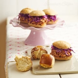 Burger mit Pulled Pork und Rotkohl