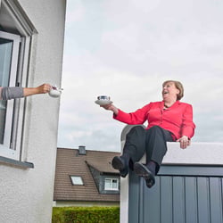 - merkel impossible –  auf der garage Einladung zum Tee