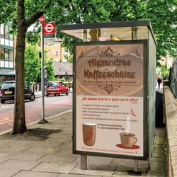 Plakat „Kaffee“ in Werbefläche eingesetzt