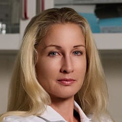 businessfoto-laborwissenschaftlerin-forscherin-ulrich-roth
