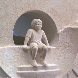 Jungenfigur für ein Denkmal in Sandstein